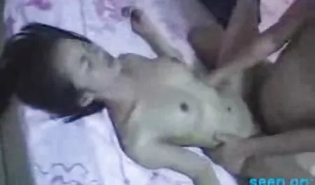 Merokok panas cewek seksi dengan selera Toket memberikan video sex tante gemuk Sepong