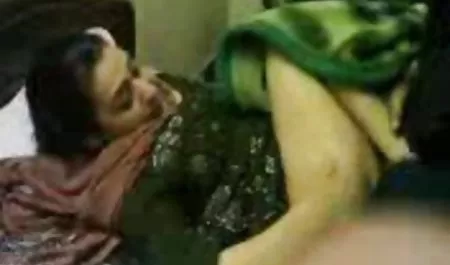 Milf gadis koboi berbingkai dalam Tabu vidio kentotan seks Bertiga
